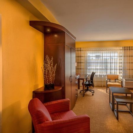 Готель Courtyard By Marriott Charleston Downtown/Civic Center Екстер'єр фото